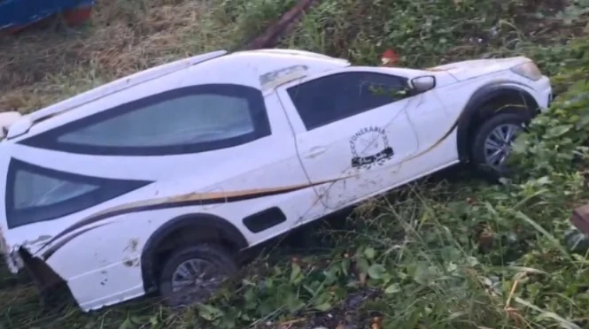 Carro funer&aacute;rio cai de ponte durante traslado no nordeste do ...