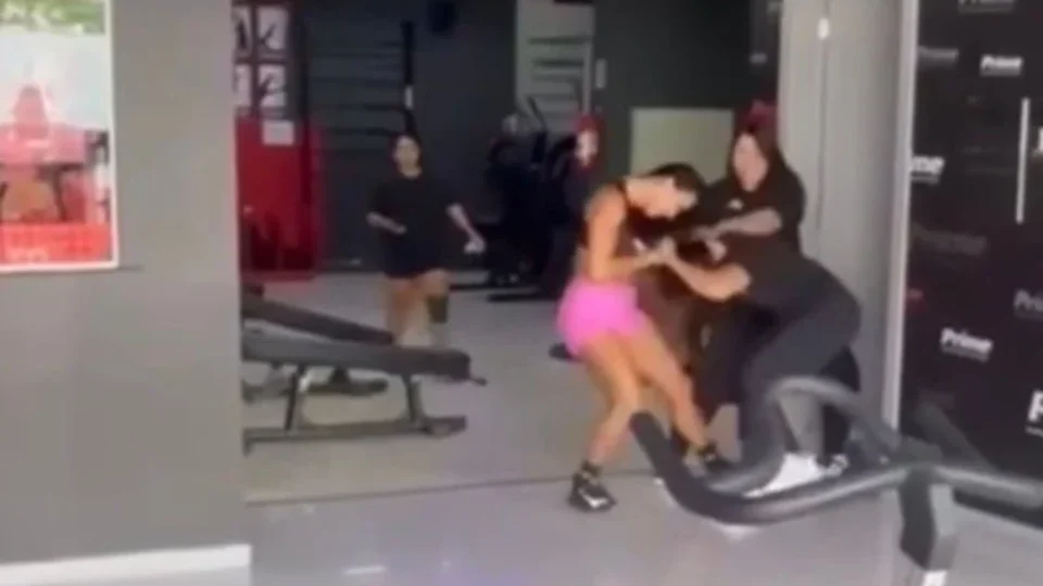 Vídeo: Influenciadora invade academia e agride suposta amante do marido em SC