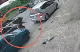 VÍDEO: Foragido da Justiça pula da janela de carro para tentar escapar da prisão