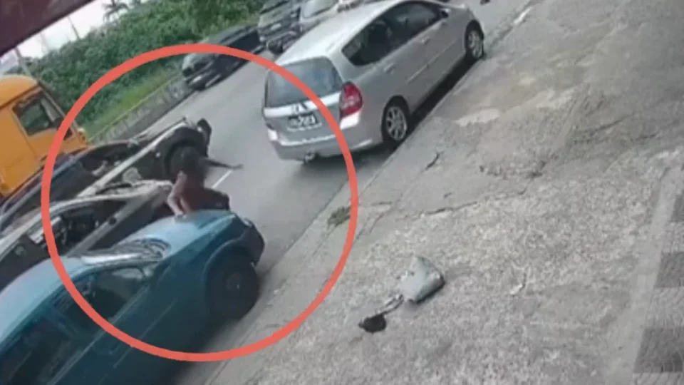 VÍDEO: Foragido da Justiça pula da janela de carro para tentar escapar da prisão