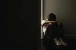 Crianças vítimas de abuso são acolhidas pela irmã mais velha e família cobra justiça