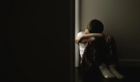 Crianças vítimas de abuso são acolhidas pela irmã mais velha e família cobra justiça