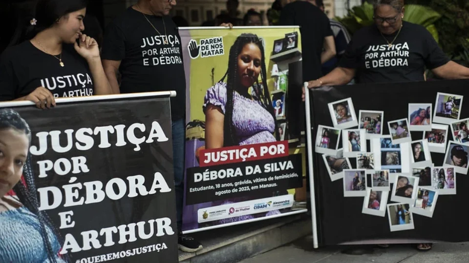 Começa julgamento dos acusados pela morte da jovem Débora Alves em Manaus