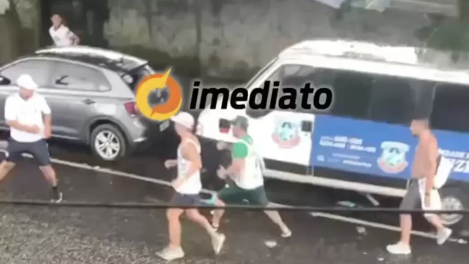 VEJA: Torcedores brigam antes do confronto entre Remo e Palmeiras pelo Brasileirão em Belém