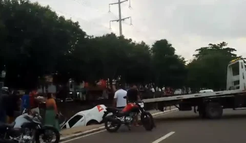 VEJA VÍDEO: carro despenca dentro de igarapé na avenida Brasil