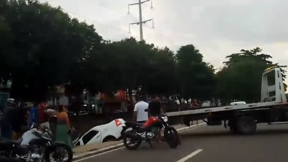 VEJA VÍDEO: carro despenca dentro de igarapé na avenida Brasil