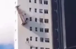 VEJA VÍDEO: andaime se rompe e trabalhadores ficam pendurados em prédio em Belo Horizonte