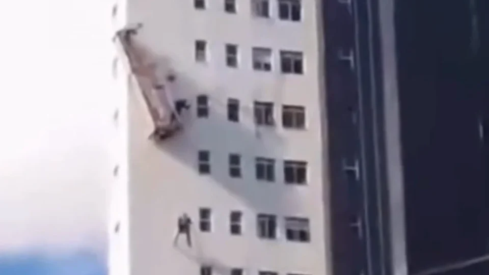 VEJA VÍDEO: andaime se rompe e trabalhadores ficam pendurados em prédio em Belo Horizonte