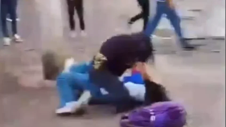 VÍDEO SENSIVEL: irmã invade briga entre estudantes e agride adolescente em Presidente Figueiredo