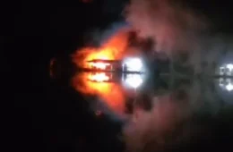 VEJA VÍDEO: incêndio destrói flutuante no Tarumã