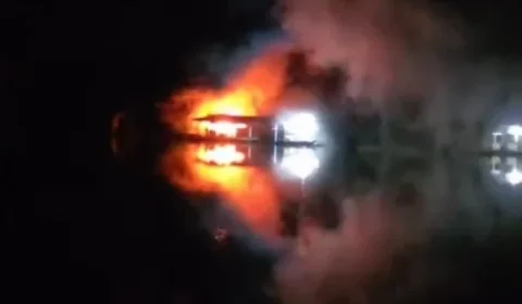 VEJA VÍDEO: incêndio destrói flutuante no Tarumã