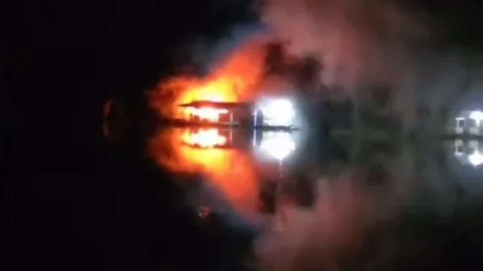 VEJA VÍDEO: incêndio destrói flutuante no Tarumã