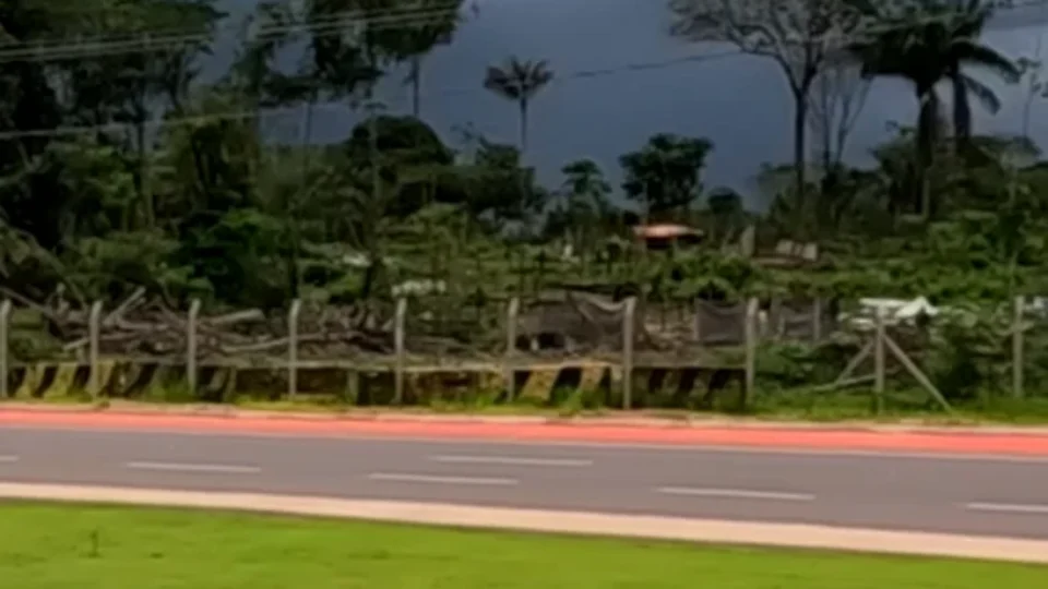 Ocupação irregular avança às margens da Avenida Liberdade