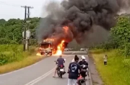 Ônibus que transportava trabalhadores pega fogo após sair de unidade industrial