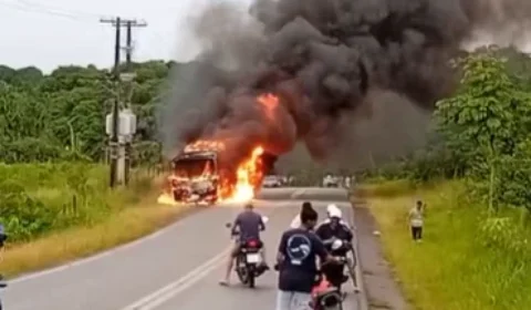 Ônibus que transportava trabalhadores pega fogo após sair de unidade industrial