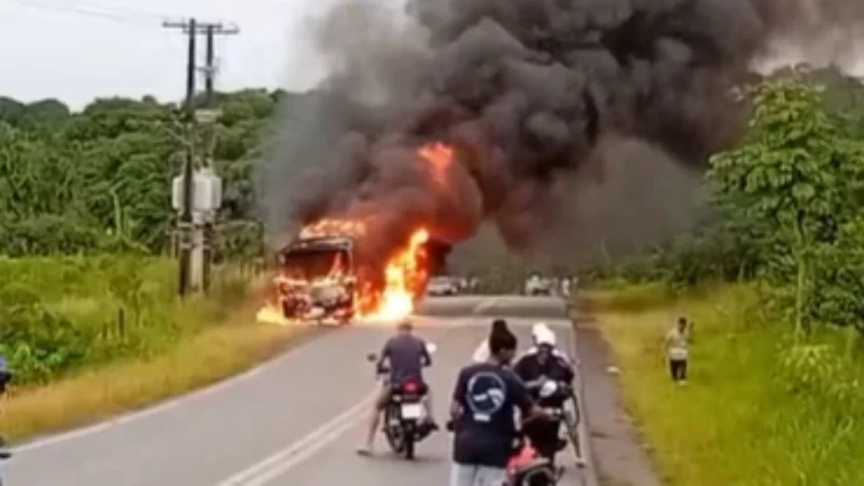 Ônibus que transportava trabalhadores pega fogo após sair de unidade industrial