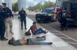 Colisão entre carro e moto deixa dois feridos na Avenida Jorge Teixeira