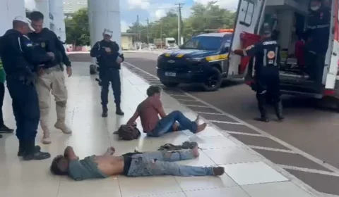Colisão entre carro e moto deixa dois feridos na Avenida Jorge Teixeira