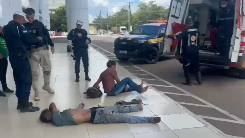 Colisão entre carro e moto deixa dois feridos na Avenida Jorge Teixeira