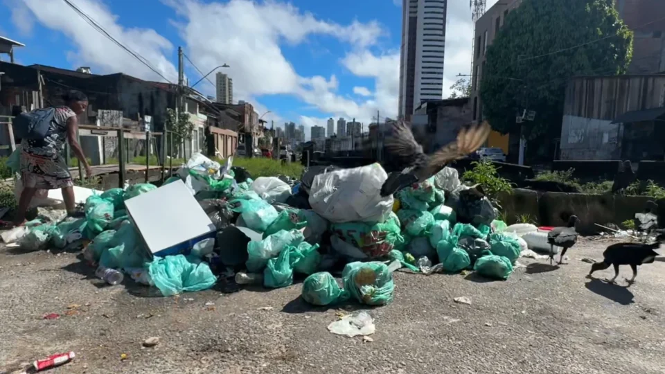 Lixo acumulado após o Dia das Mães revolta moradores na Cremação, em Belém