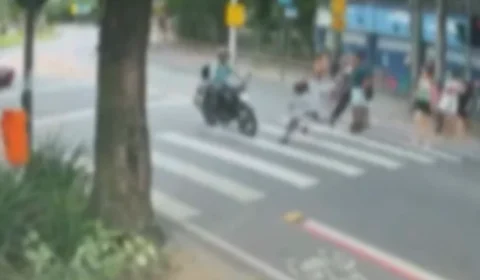 VÍDEO: criança é atropelada por moto ao atravessar faixa de pedestres no RJ