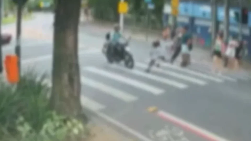 VÍDEO: criança é atropelada por moto ao atravessar faixa de pedestres no RJ
