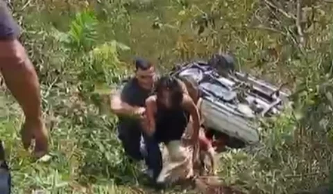 Carro com família capota e cai em ribanceira na BR-316