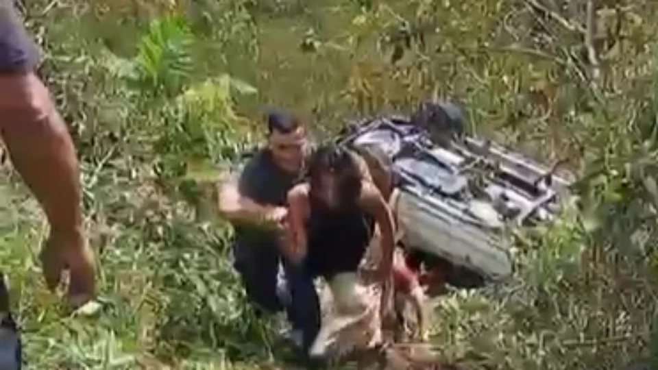 Carro com família capota e cai em ribanceira na BR-316