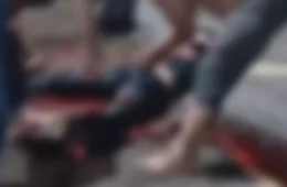VEJA VÍDEO: motociclista fica com perna esmagada após bater de frente com carro