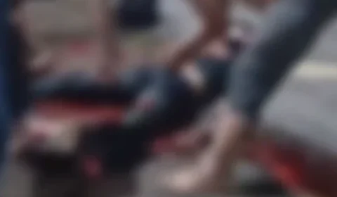 VEJA VÍDEO: motociclista fica com perna esmagada após bater de frente com carro
