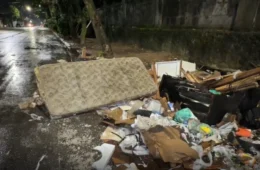 Moradores denunciam risco de queda de poste e acúmulo de lixo no Guamá, em Belém