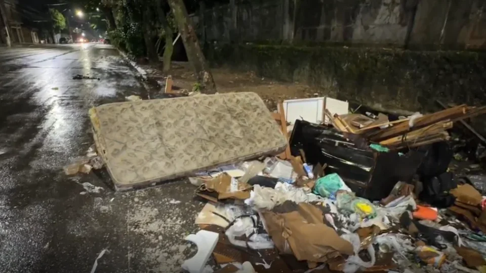 Moradores denunciam risco de queda de poste e acúmulo de lixo no Guamá, em Belém