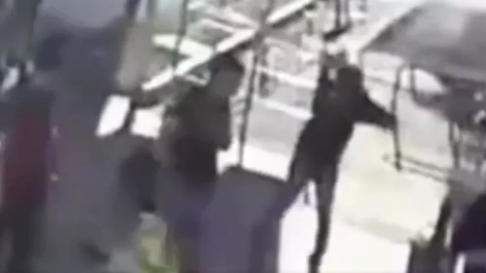 VÍDEO: jovem autista é baleada no rosto após homem perguntar por que ela estava sorrindo
