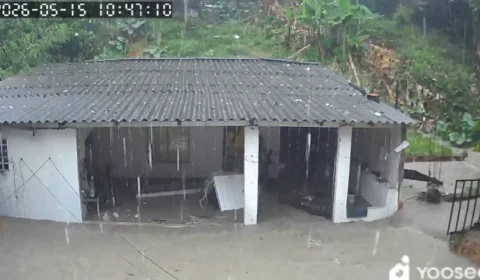 Forte chuva provoca desabamento de muro e invade casas na Cidade Nova, em Manaus