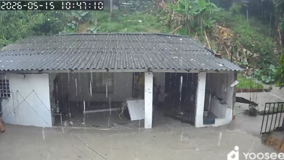 Forte chuva provoca desabamento de muro e invade casas na Cidade Nova, em Manaus