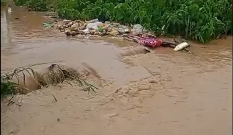 VEJA VÍDEO: chuva forte deixa ruas submersas e causa prejuízos em bairros de Manaus