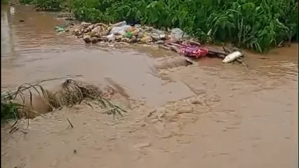 VEJA VÍDEO: chuva forte deixa ruas submersas e causa prejuízos em bairros de Manaus