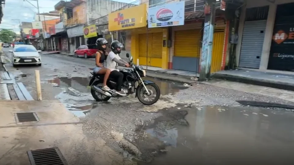 Moradores denunciam buracos e acúmulo de água na Cabanagem, em Belém