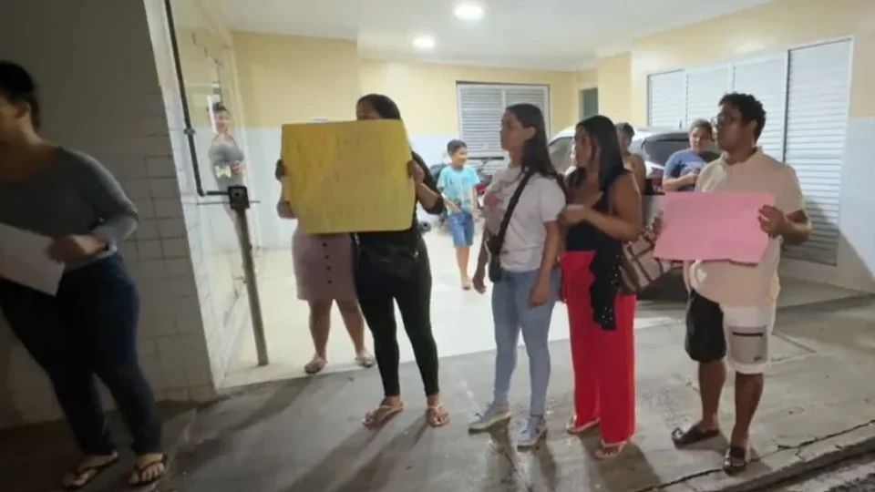 Mães denunciam demora em atendimento e falto de leitos.