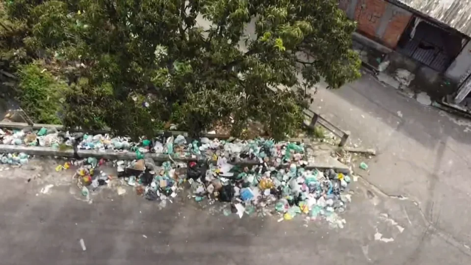 Lixo toma conta do Canal do Galo, em Belém