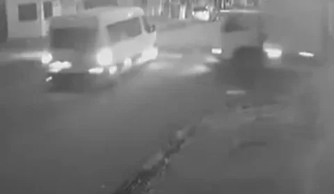 Van capota após batida com caminhão na Sacramenta, em Belém