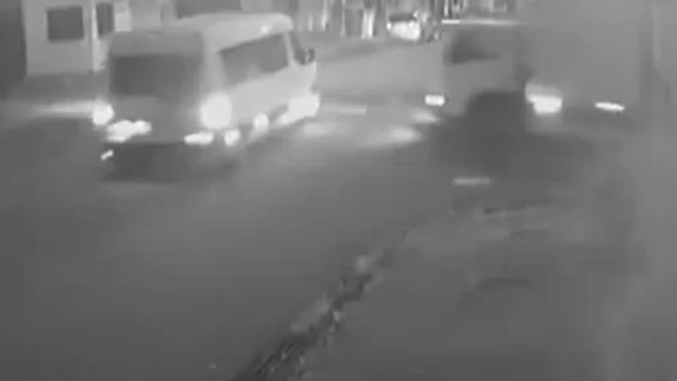 Van capota após batida com caminhão na Sacramenta, em Belém