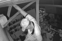 Criminoso invade loja pelo forro durante madrugada em Tomé-Açu