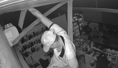 Criminoso invade loja pelo forro durante madrugada em Tomé-Açu, no Pará