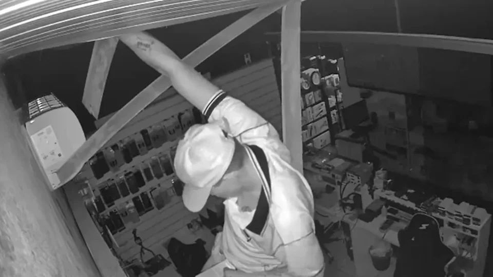 Criminoso invade loja pelo forro durante madrugada em Tomé-Açu