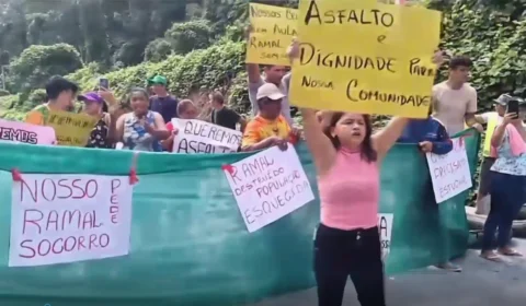 “Ramal isolado e ônibus escolar tombado”: moradores fecham AM-010 e cobram ação das autoridades