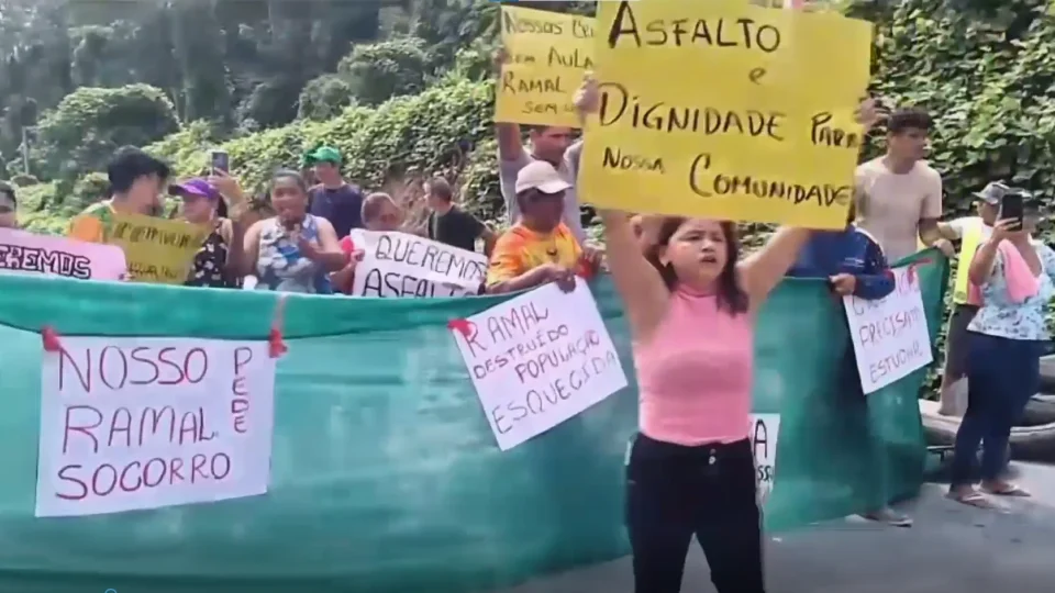 “Ramal isolado e ônibus escolar tombado”: moradores fecham AM-010 e cobram ação das autoridades