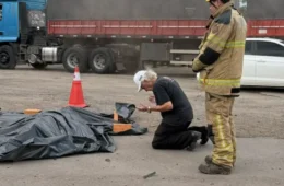 Caminhoneiro se ajoelha e ora ao lado de corpo de motociclista após acidente fatal na BR-158