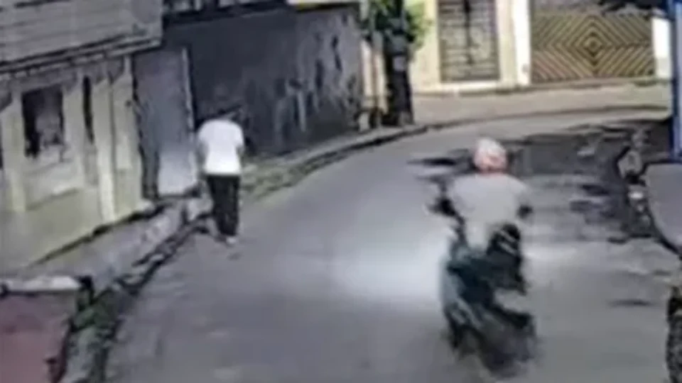 VEJA VÍDEO: mulher é assaltada por criminoso em moto no bairro Petrópolis