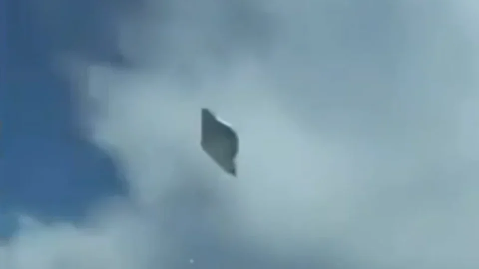 VÍDEO: piloto registra suposto OVNI passando ao lado de avião na Colômbia